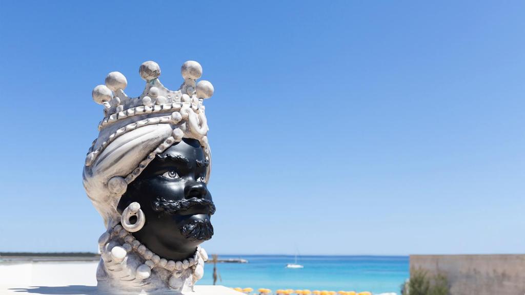 une statue d'une tête portant une couronne dans l'établissement Hotel Piccolo Mondo, à San Vito Lo Capo 55 autres photos