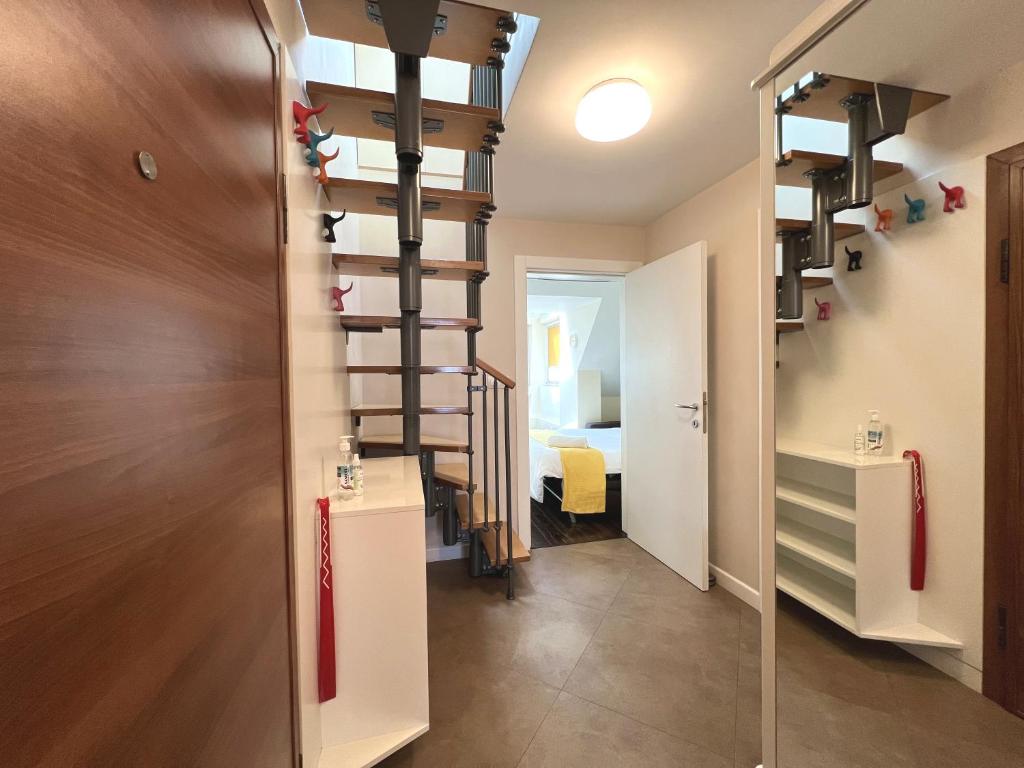 Unique Luxurious Jacuzzi PENTHOUSE DUPLEX in City Center! 2 BATHS! FREE PARKING! 5