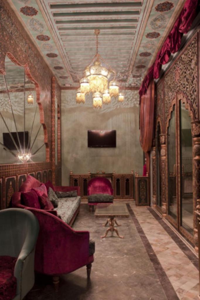 - un salon avec un canapé et un lustre dans l'établissement Mumtaz Mahal, à Essaouira