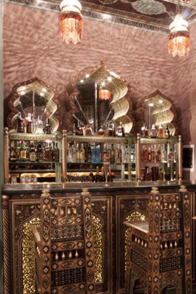 - un bar dans une pièce avec beaucoup de boissons dans l'établissement Mumtaz Mahal, à Essaouira