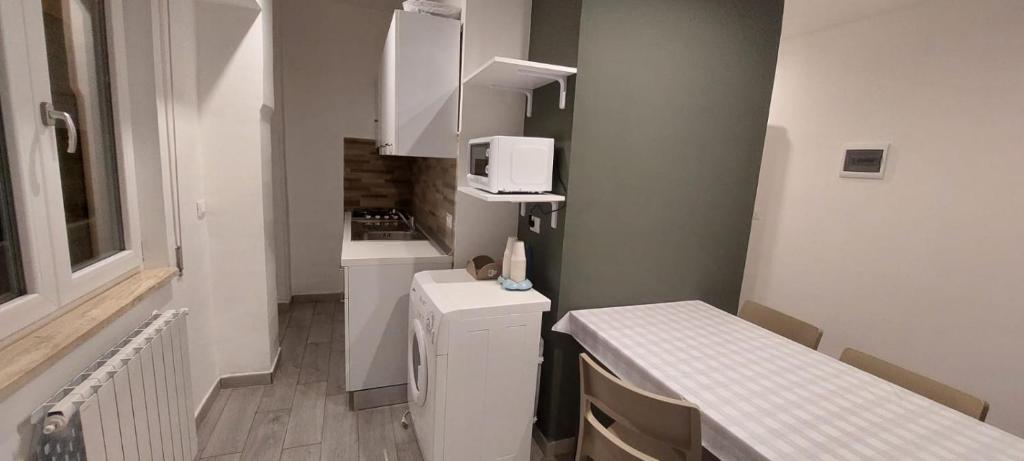 Cette petite chambre comprend une cuisine équipée d'un four micro-ondes. dans l'établissement Hotel Poseidon, à Corigliano Calabro
