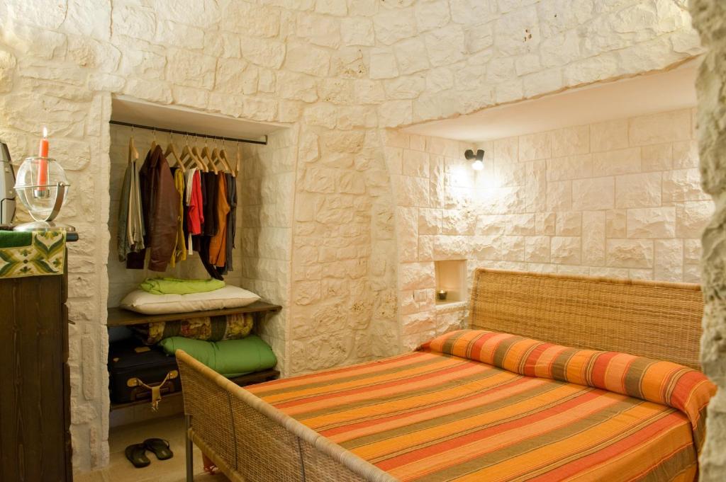 Cette chambre est dotée d'un banc dans un mur en pierre. dans l'établissement Villa Trullo Panorama, à Locorotondo
