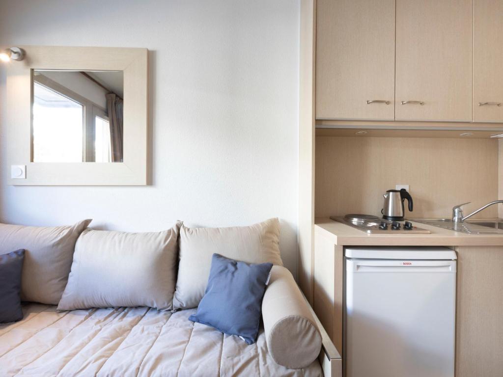 un salon avec un canapé et une cuisine dans l'établissement Apartment Vanoise 167 by Interhome, à Val Thorens