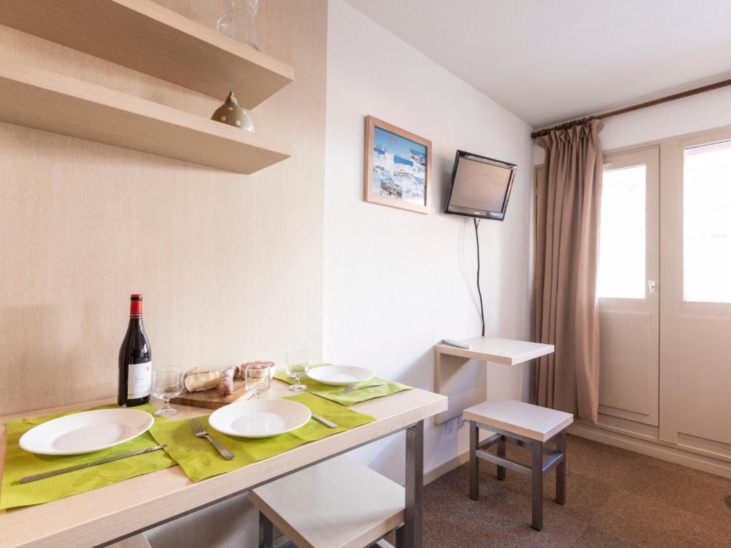 Cette chambre comprend une table avec deux lavabos et une bouteille de vin. dans l'établissement Apartment Vanoise 167 by Interhome, à Val Thorens