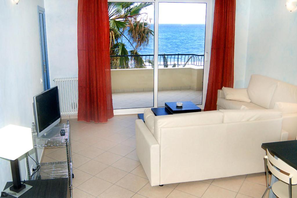 - un salon avec un canapé blanc et une fenêtre dans l'établissement Residence Sole, à Albenga