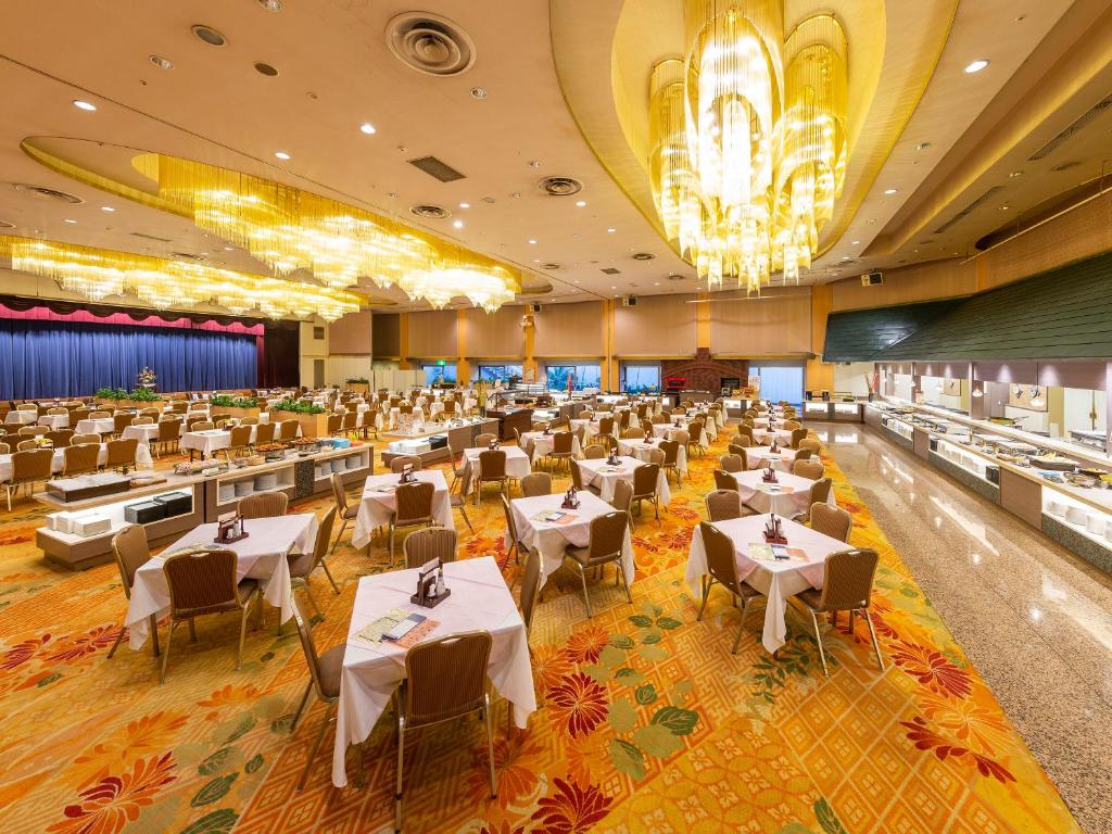 une grande salle de banquet avec tables et chaises dans l'établissement Mikazuki Sea-Park Hotel Katsuura, à Katsuura