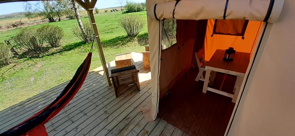 Photo de la galerie de l'établissement Tente Cabane du Camping Hautoreille, à Bannes
