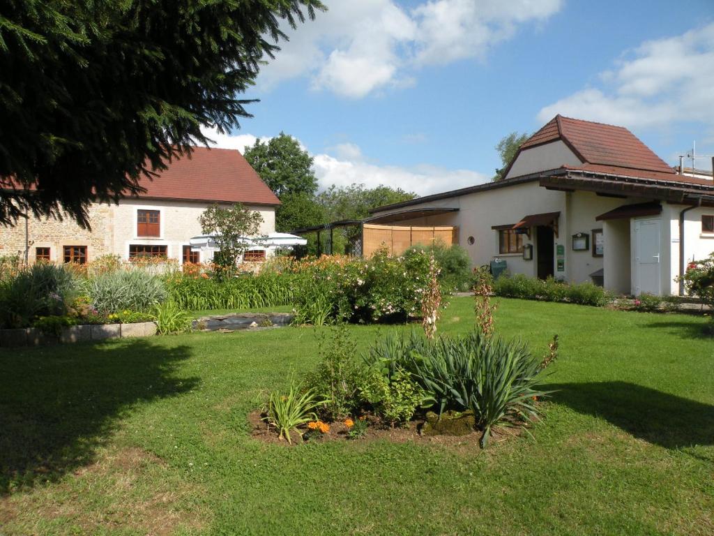 un jardin devant une maison dans l'établissement Tente Cabane du Camping Hautoreille, à Bannes