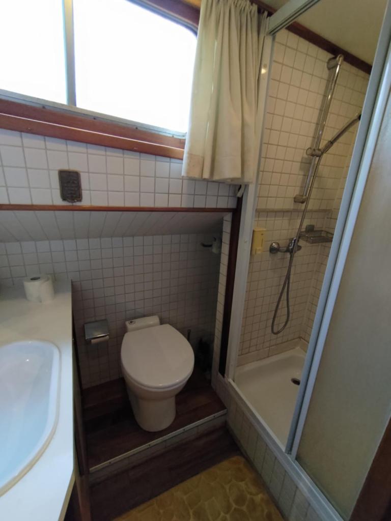 une salle de bain avec toilettes, douche et lavabo dans l'établissement Lisbeth 1902, à Malestroit 20 autres photos