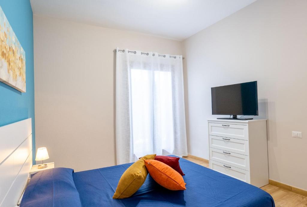 - une chambre avec un lit bleu et des oreillers dans l'établissement Deluxe Sicily Villa, à Buonfornello