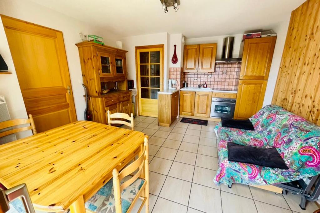 une cuisine avec des armoires en bois et une table en bois dans l'établissement Nice 36 M2 With Wifi Balcon View On The Mountain, au Monêtier-les-Bains