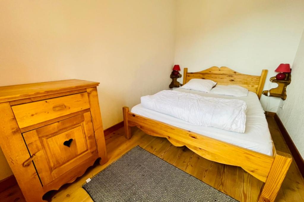 - une chambre avec un lit en bois et une table de chevet dans l'établissement Nice 36 M2 With Wifi Balcon View On The Mountain, au Monêtier-les-Bains