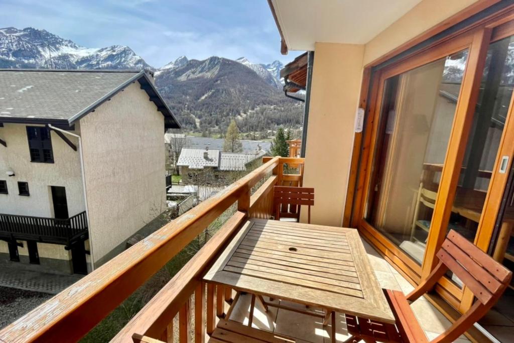 un balcon avec une table et une vue sur les montagnes dans l'établissement Nice 36 M2 With Wifi Balcon View On The Mountain, au Monêtier-les-Bains 2 autres photos