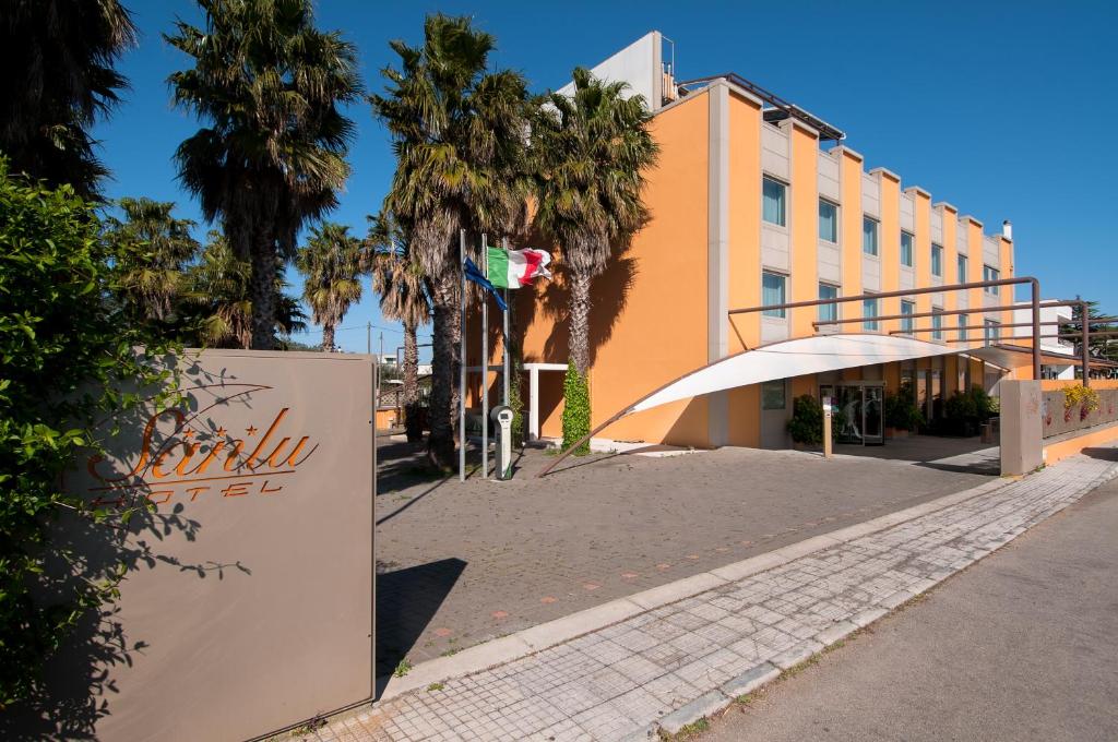 un bâtiment avec une enseigne devant lui dans l'établissement Sanlu Hotel, à Serrano