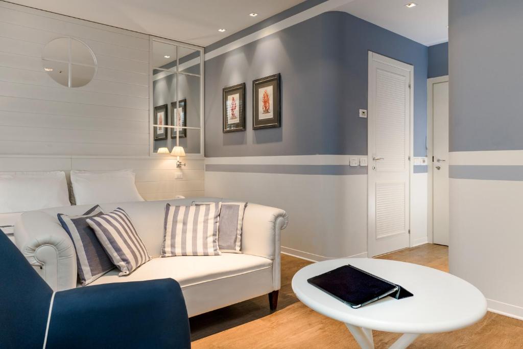 un salon avec un canapé blanc et une table dans l'établissement Hotel Panorama, à Cattolica 64 autres photos