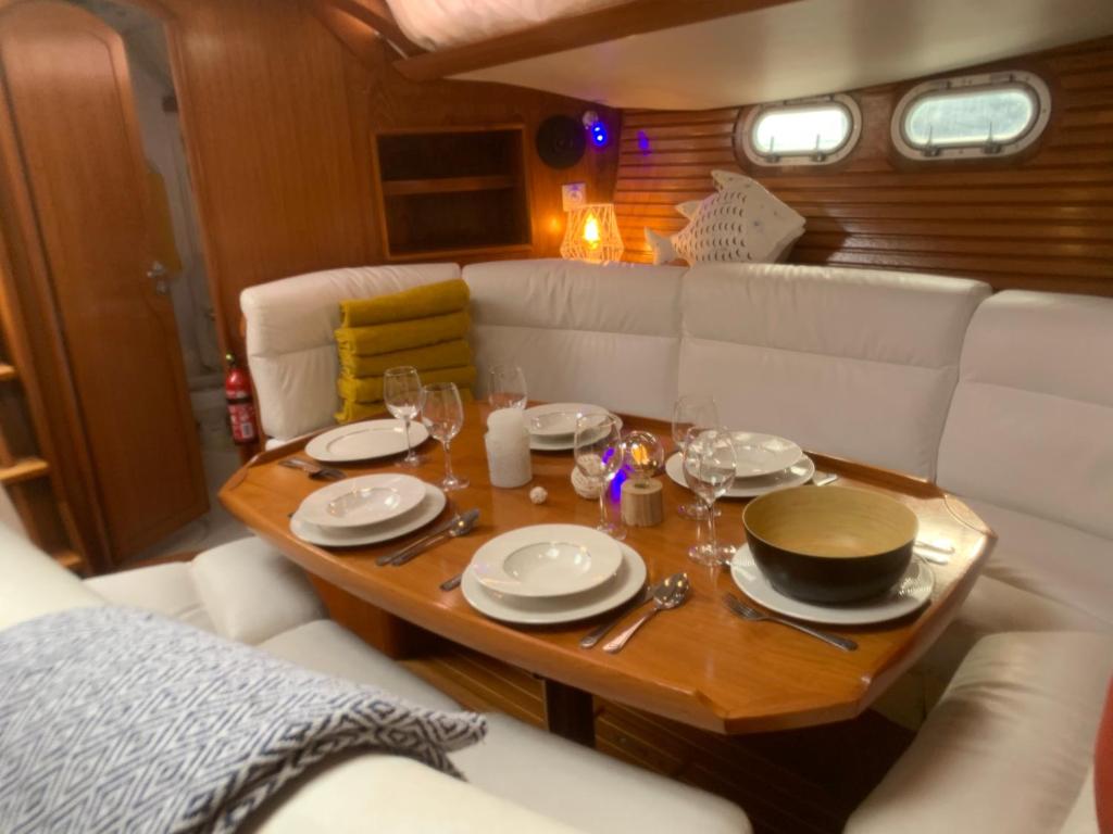 Photo de la galerie de l'établissement NUIT SUR UN BATEAU, à La Rochelle 29 autres photos