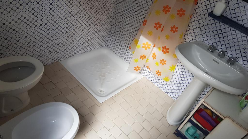 une salle de bain avec un lavabo et des toilettes et un lavabo dans l'établissement Case La Pergola, à Stromboli 55 autres photos