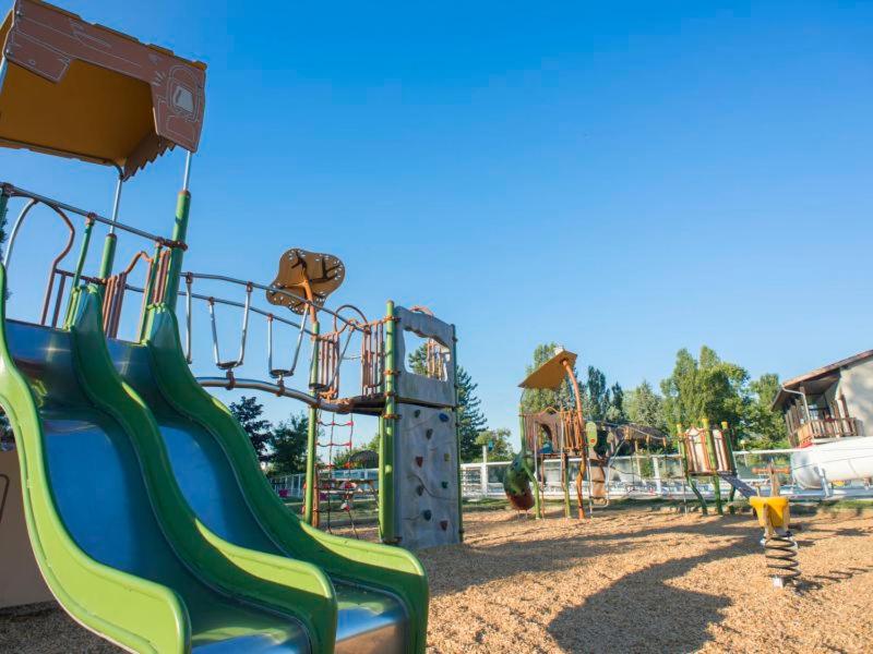 - une aire de jeux avec toboggan dans un parc dans l'établissement Camping Officiel Siblu Les Rives de Condrieu, à Condrieu