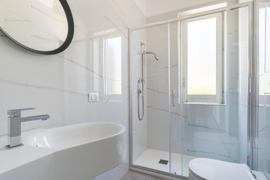 une salle de bain blanche avec un lavabo et une douche dans l'établissement Villa vicina al mare con Piscina privata Scopello, à Scopello