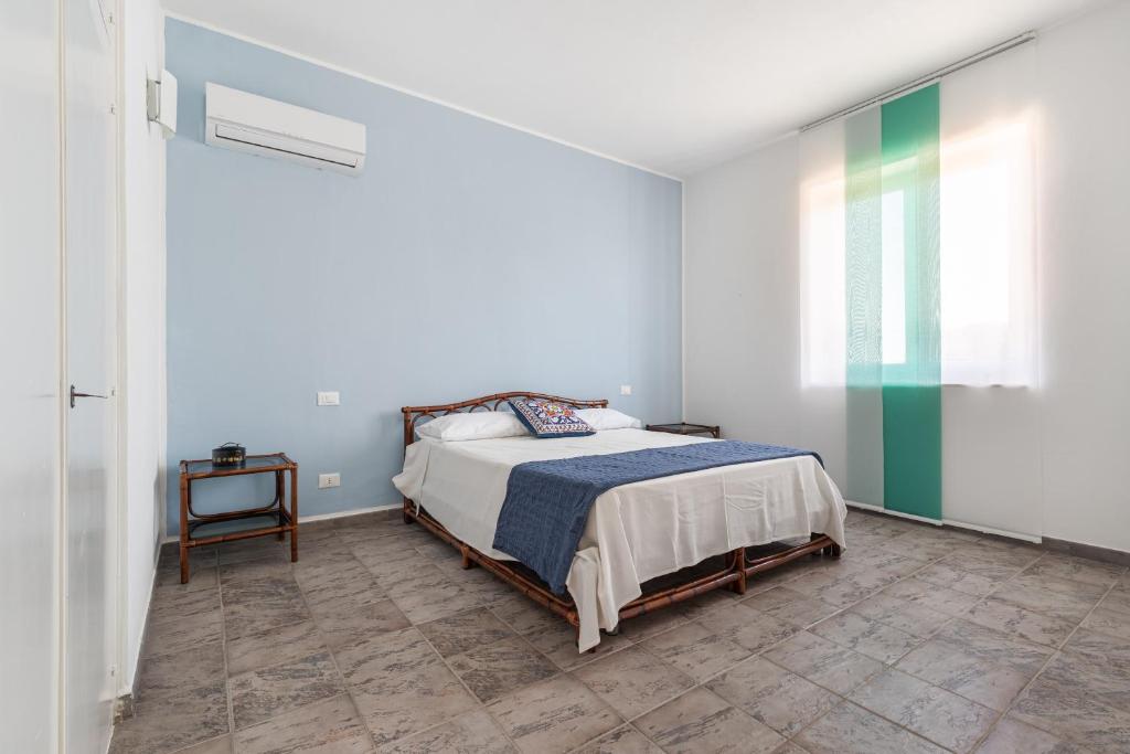 une chambre blanche avec un lit et une fenêtre dans l'établissement Villa vicina al mare con Piscina privata Scopello, à Scopello