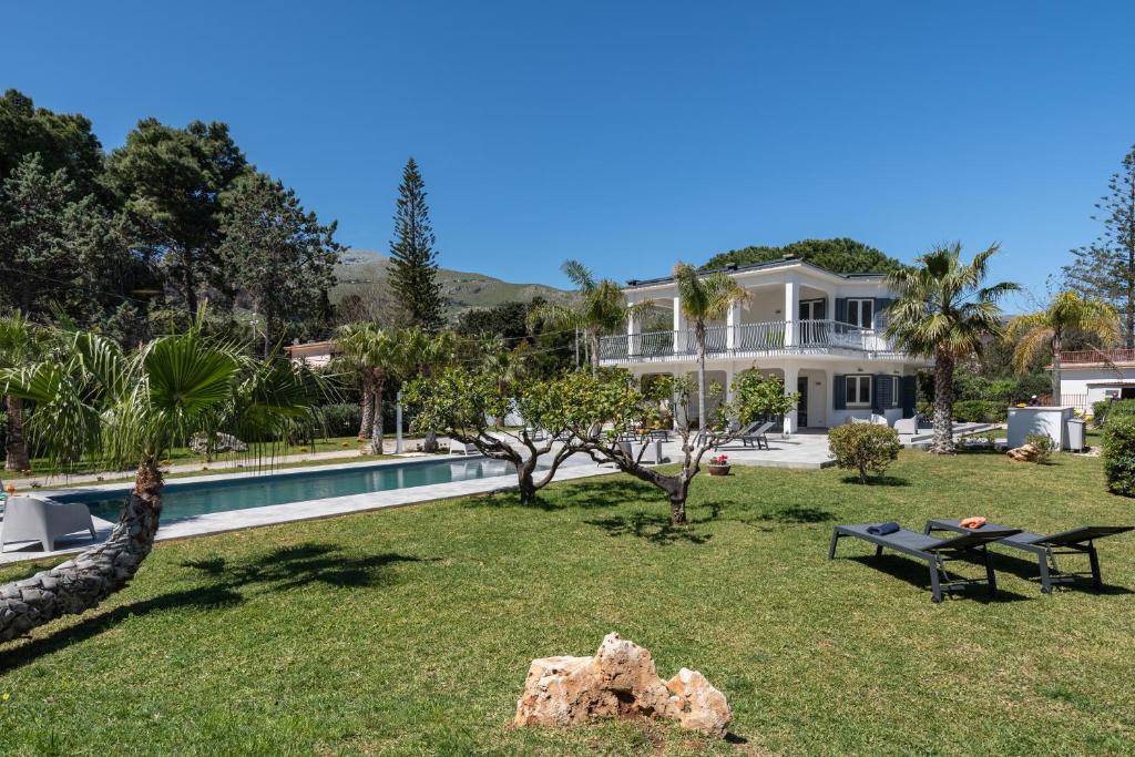une grande maison avec une cour et une piscine dans l'établissement Villa vicina al mare con Piscina privata Scopello, à Scopello