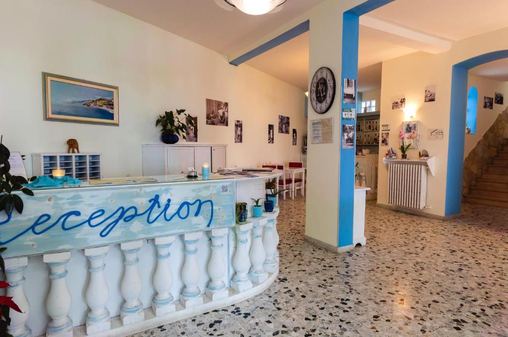 une pièce avec un comptoir de réception dans un bâtiment dans l'établissement Hotel Villa La Brise, à Sanremo