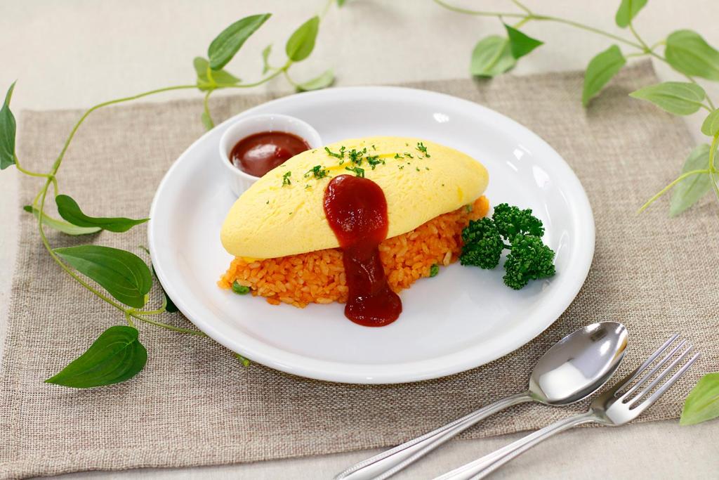 une assiette de riz, de brocolis et de ketchup dans l'établissement HOTEL555 伊豆長岡, à Izunokuni