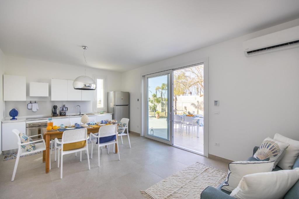 une cuisine et un salon avec une table et des chaises dans l'établissement Le Perseidi Eco Home San Lorenzo, à Reitani