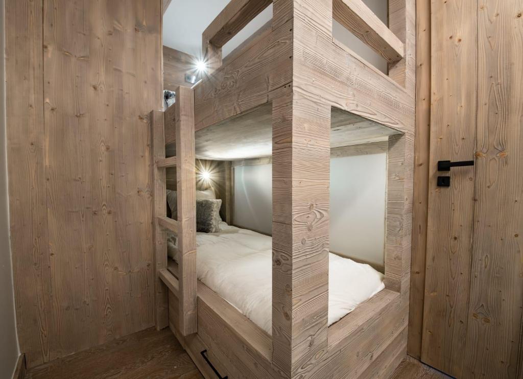 quelques lits superposés dans une chambre dans l'établissement Luxueux appartement skis aux pieds, jacuzzi privatif, à Courchevel