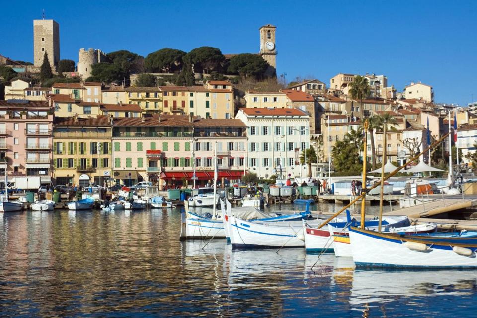 un groupe de bateaux amarrés dans un port avec des bâtiments dans l'établissement Ferretti 36 ' Bateau à Quai Vieux-Port Cannes Festival La Croisette, à Cannes