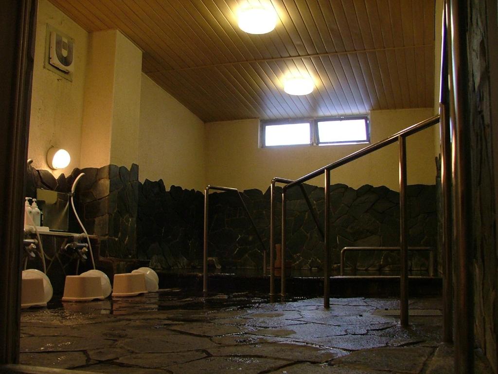 une chambre avec un groupe de toilettes dans un bâtiment dans l'établissement Akakura Hotel, à Myōkō 86 autres photos