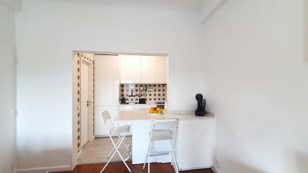 Coimbra's Gray & White 8