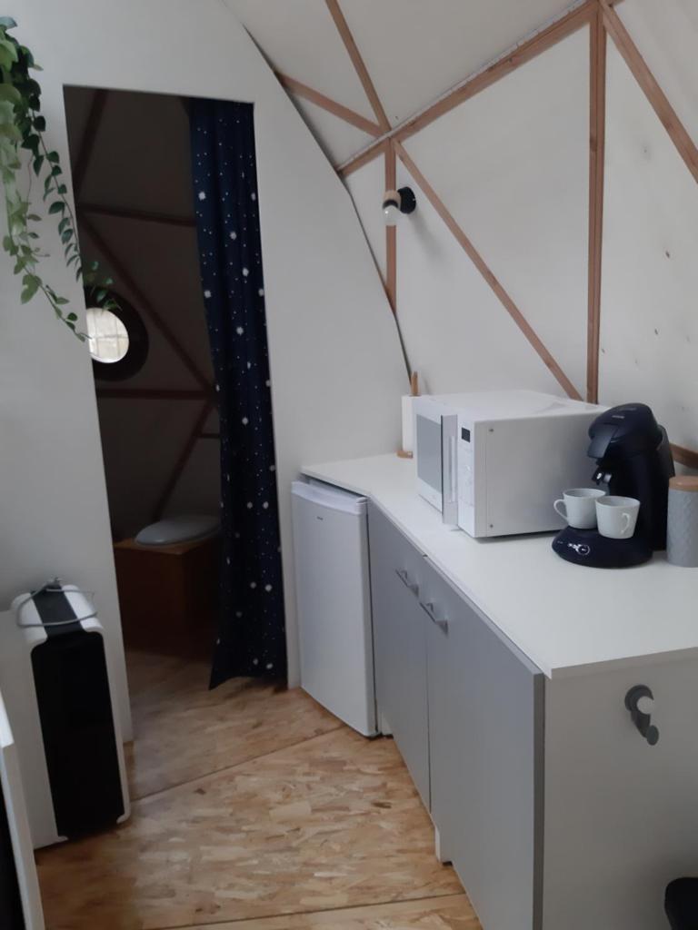 une cuisine avec des armoires blanches et un micro-ondes dans l'établissement Dôme La vue étoilée, à Poinson-lès-Fays