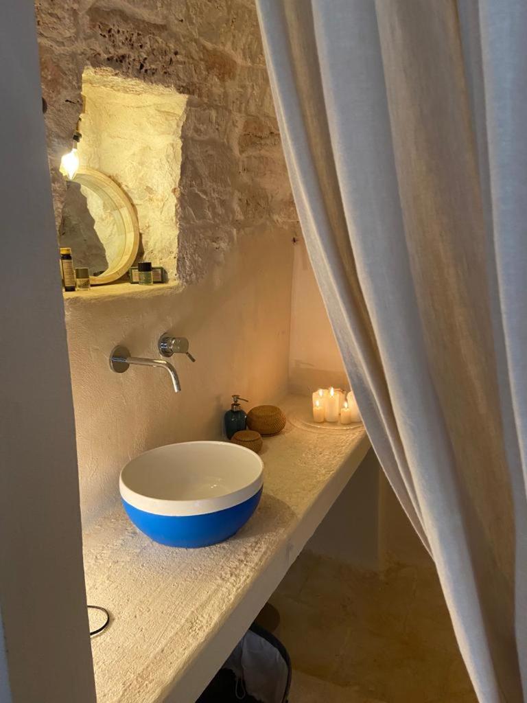 La salle de bains est pourvue d'un lavabo sur un comptoir. dans l'établissement Trulli di Charme Eutuxia, à Villa Castelli