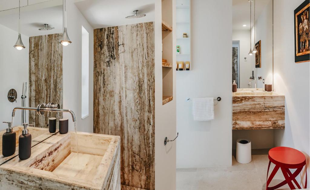 une salle de bain avec un grand lavabo en bois et un tabouret rouge dans l'établissement Kubo Sea Views Luxury Escape, à Lecce