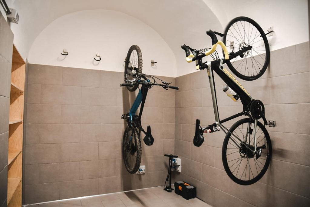 - deux vélos suspendus sur un mur dans une salle de bains dans l'établissement Hotel Marina Charming Rooms, à Finale Ligure 45 autres photos