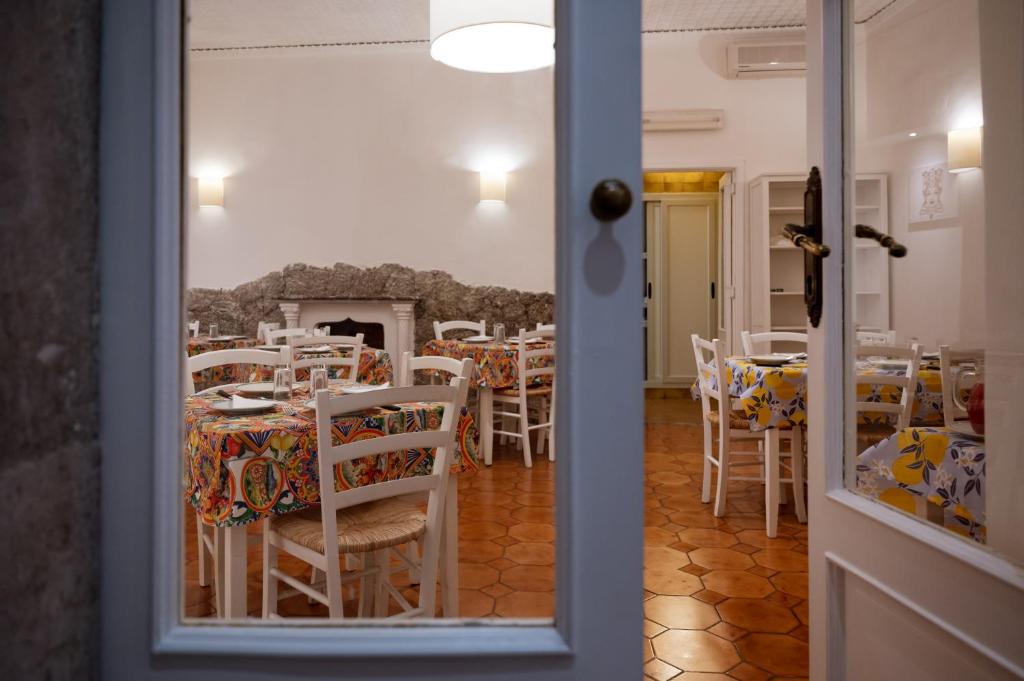 - une vue sur une salle à manger avec des tables et des chaises dans l'établissement Hotel Elios Tao, à Taormine