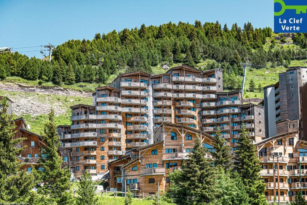 un grand immeuble situé sur le flanc d'une montagne dans l'établissement Résidence Pierre & Vacances Atria-Crozats, à Avoriaz