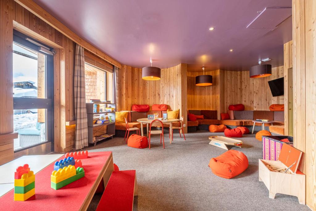 - un salon avec des murs en bois, une table et des chaises dans l'établissement Résidence Pierre & Vacances Atria-Crozats, à Avoriaz