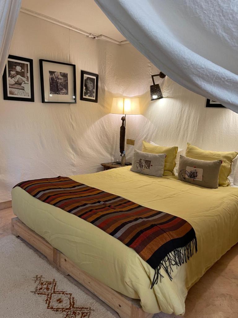 une chambre avec un grand lit dans une pièce dans l'établissement Riad 144, à Marrakech 37 autres photos