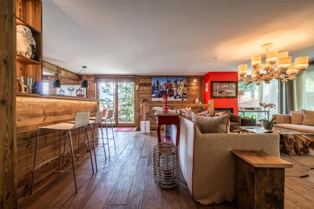 un salon avec un canapé et un bar dans l'établissement Apartment Moabi Le Praz Courchevel - by EMERALD STAY, à Courchevel