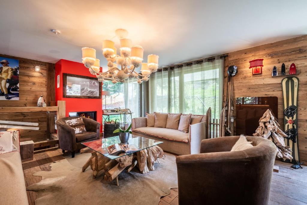 un salon avec un canapé et une table dans l'établissement Apartment Moabi Le Praz Courchevel - by EMERALD STAY, à Courchevel