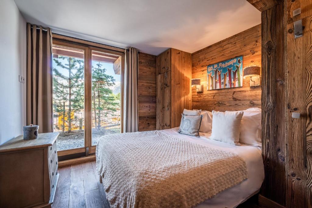 une chambre avec un lit et une fenêtre dans l'établissement Apartment Moabi Le Praz Courchevel - by EMERALD STAY, à Courchevel