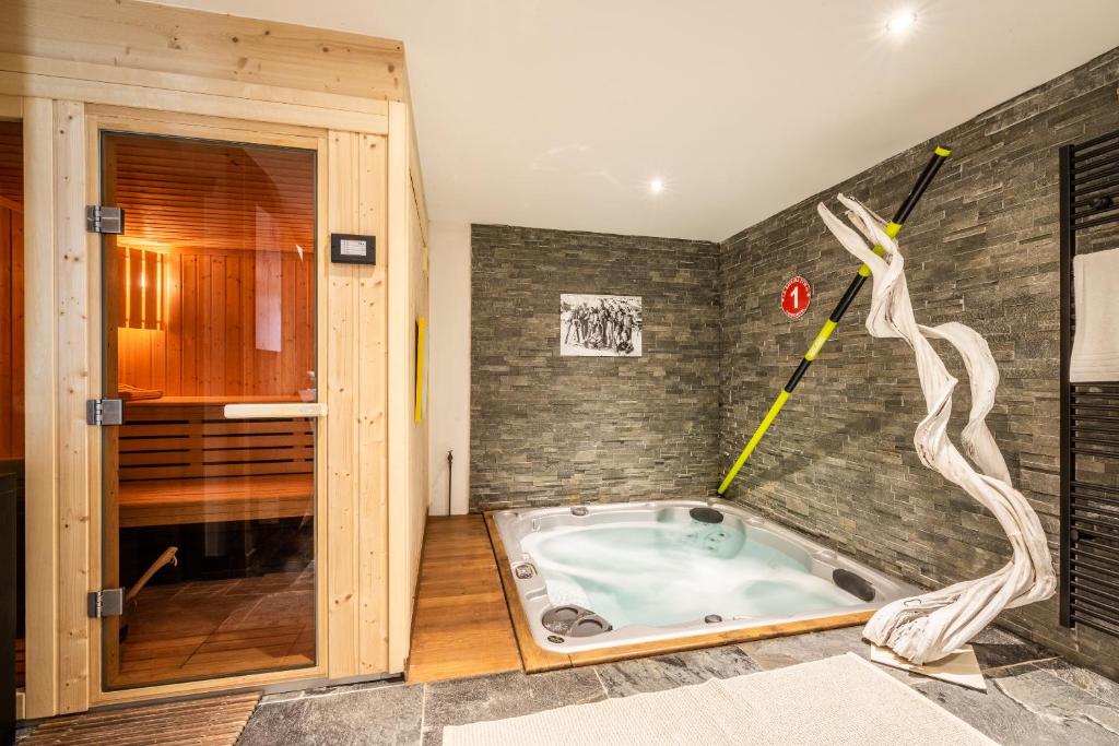 une baignoire jacuzzi dans l'angle d'une salle de bains dans l'établissement Apartment Moabi Le Praz Courchevel - by EMERALD STAY, à Courchevel 35 autres photos