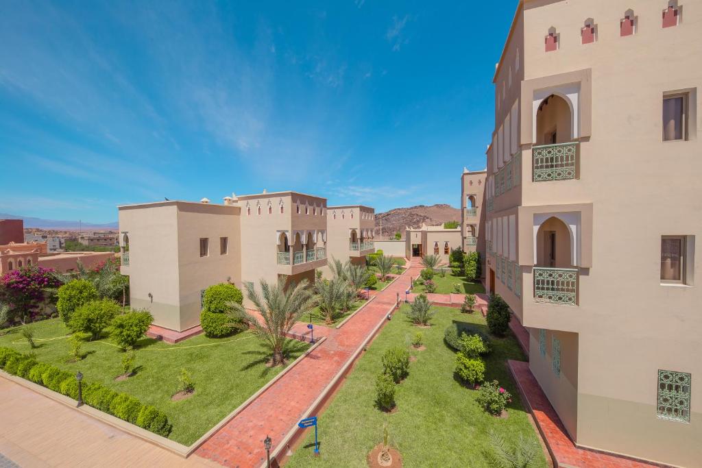 - une vue aérienne sur un bâtiment avec une cour dans l'établissement Ksar Ben Youssef, à Ouarzazate