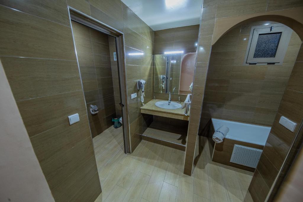 une petite salle de bain avec un lavabo et une douche dans l'établissement Ksar Ben Youssef, à Ouarzazate