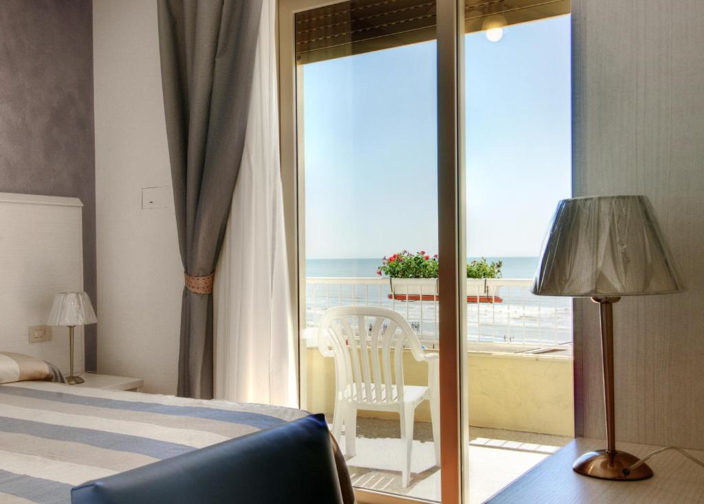 une chambre avec un lit et une vue sur l'océan dans l'établissement Hotel Telenia, à Lido di Jesolo