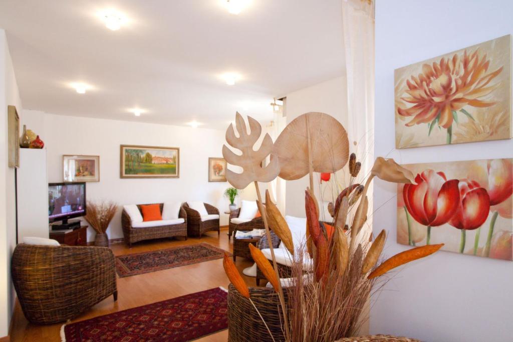 un salon avec un canapé et une table dans l'établissement Hotel Telenia, à Lido di Jesolo