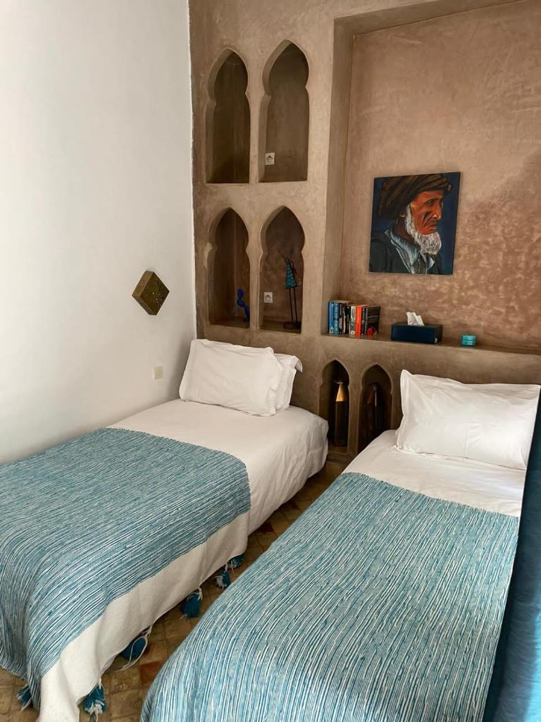 une chambre avec deux lits et une cheminée dans l'établissement Riad Magellan Yoga and Spa, à Marrakech 37 autres photos