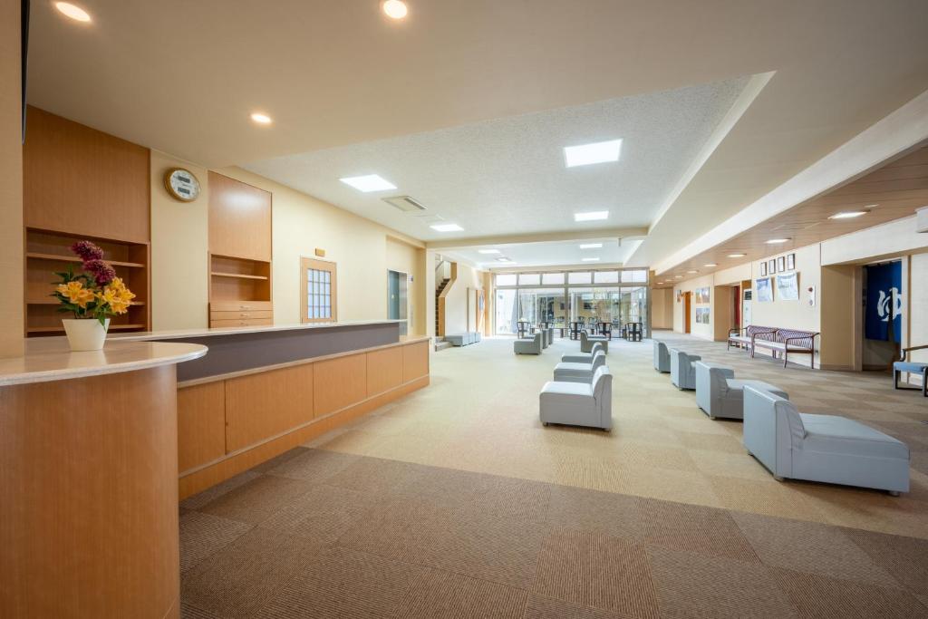 un hall d'un hôpital avec des canapés et des chaises dans l'établissement 焼石岳温泉　ひめかゆ, à Sekibukuro
